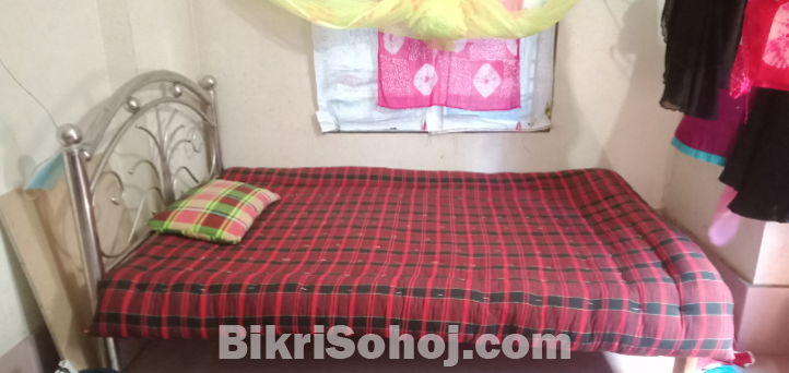 ৪.৫'×৭' স্টিলের বেড, ৫.৫'×৭.৫' তোষক, ১টি বালিশ বিক্রি হবে